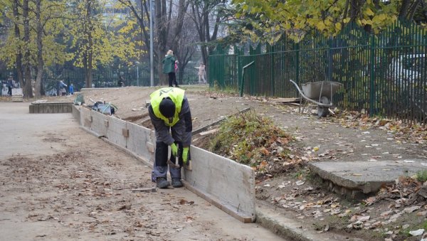 ЛЕПША ДВОРИШТА ВРТИЋА: Текуће одржавање јавних површина на Чукарици