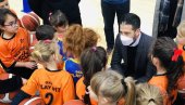 СПОРТ ЈЕ ВАЖАН: Удовичић посетио обновљени спортски центар у Бујановцу, малишани добили опрему и реквизите (ФОТО)