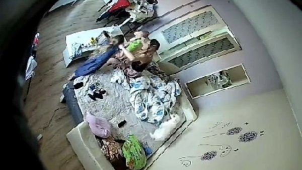 (DISTURBING) A MOTHER BEATS HER CHILDREN: She threw her son (4) and daughter (6) around the room and made them head over heels (PHOTO)