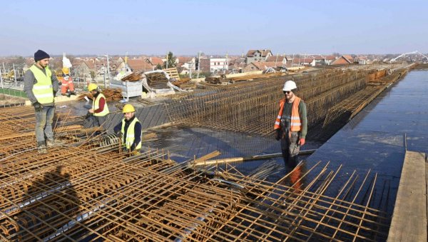 НАДВОЖЊАКОМ ДО КРАЈА ГОДИНЕ: Напредују радови на комплетној изградњи пружног прелаза у Батајници