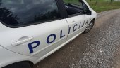 NESREĆA NA ULAZU U ĐURĐEVO: Na kolovozu rasute krhotine, auto sleteo sa puta i skoro uništen