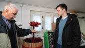 ИНТЕРЕСОВАЊЕ ОГРОМНО: Удружење винара и виноградара “Шасла” добило пресу за грожђе