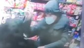 UZNEMIRUJUĆI SNIMAK PLJAČKE U CENTRU BEOGRADA: Napadač ogromnim nožem preti radnici (VIDEO)