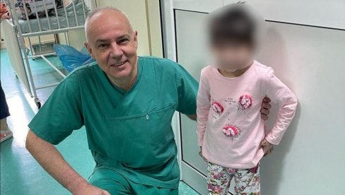 KABINET, PA SALA: Zoran Radojičić obilazi male pacijente