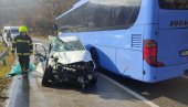 STRAVIČAN SUDAR U REKAVICAMA: Poginuo putnik, vozači teško povređeni