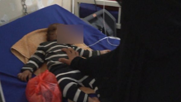 ДЕТЕ ИЗДАХНУЛО УСРЕД ИНТЕРВЈУА: Потресна посета шведског репортера сиротишту у Јемену