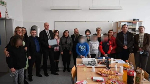 ПОКЛОН ОСМОЛЕТКИ У ОВЧИ: Румунска национална мањина донирала поклоне школи