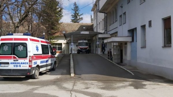 ТРАГЕДИЈА КОД БОГАТИЋА: Електричар пао са мердевина постављених на виљушкар, преминуо у болници