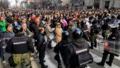 БЛОКИРАН АУТО-ПУТ НА НОВОМ БЕОГРАДУ: Активисти опозиције праве хаос, полиција успоставља ред (ФОТО)