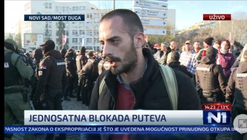ĐILASOV AKTIVISTA BLOKIRA NOVI SAD: Unuk Jevrema Brkovića se proslavio uništavanjem srpske trobojke (VIDEO)