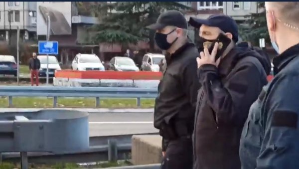 И ВУЛИН НА ГАЗЕЛИ: Министар заједно са полицијом успоставља ред (ФОТО)