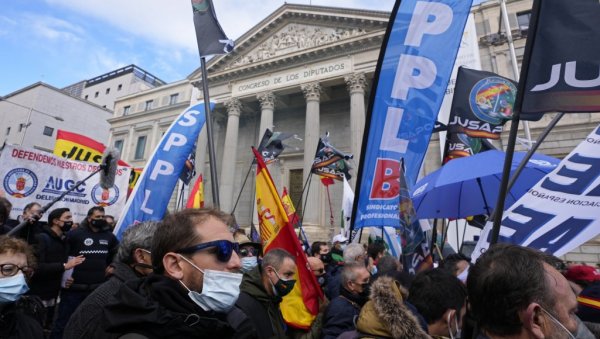 МАРШ ПОЛИЦИЈЕ: Против реформе закона о безбедности у Мадриду (ФОТО)