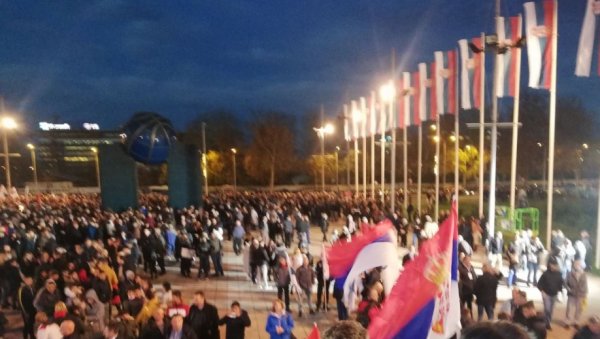 (LIVE) SNS CEREMONIAL ACADEMY: Thousands of people are waving Serbian flags in front of the Arena (PHOTO / VIDEO)