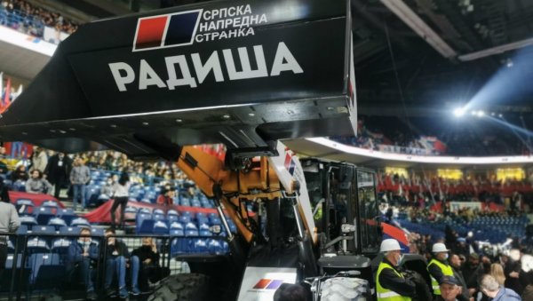 EXCAVATOR AT SNS MEETING: Here is why Radiša is in the Arena (PHOTO)
