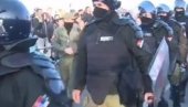 OVAKO SE POLICIJA OPHODI PREMA DEMONSTRANTIMA NA ZAPADU: U Americi suzavac, u Francuskoj gumeni meci i šok bombe! (VIDEO)