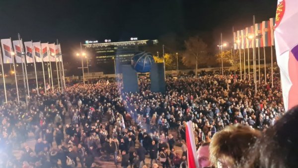 THOUSANDS OF PEOPLE ARE WAITING TO ENTER THE ARENA: A large number of people from all over Serbia arrived at the ceremonial SNS academy (PHOTO)
