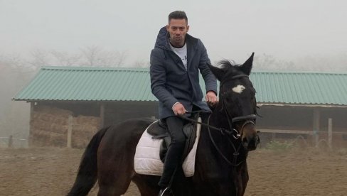OFICIR I DŽENTLMEN: Glumac Milan Vasić uživa sa konjima