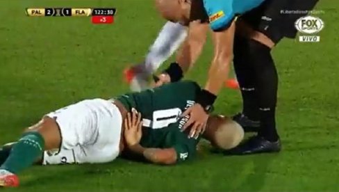 I OSKARA DOBIJA..: Sudija pipnuo po leđima napadača Palmeirasa, on pao kao snajperom pogođen (VIDEO)