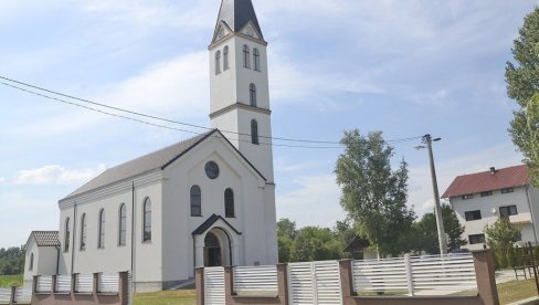 НИ БОГА СЕ НЕ БОЈИ: Мушкарац код Брода провалио у католичку цркву и два аутомобила - украо 500 куна
