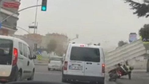 JEZIVI SNIMCI OLUJE U TURSKOJ: Snažno nevreme zahvatilo Istanbul, poginule najmanje četiri osobe (VIDEO)