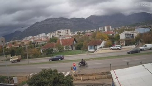 SNIMAK TEŠKE SAOBRAĆAJNE NESREĆE U BARU: Majku Vladimira Leposavića udario motociklista, oboje prevezeni u bolnicu (VIDEO)