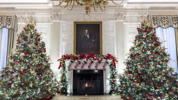 ПРИЗОР ОД КОГА ЗАСТАЈЕ ДАХ: Бела кућа спремна за празнике, међу украсима и – Трампова слика (ФОТО)