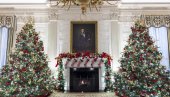 ПРИЗОР ОД КОГА ЗАСТАЈЕ ДАХ: Бела кућа спремна за празнике, међу украсима и – Трампова слика (ФОТО)