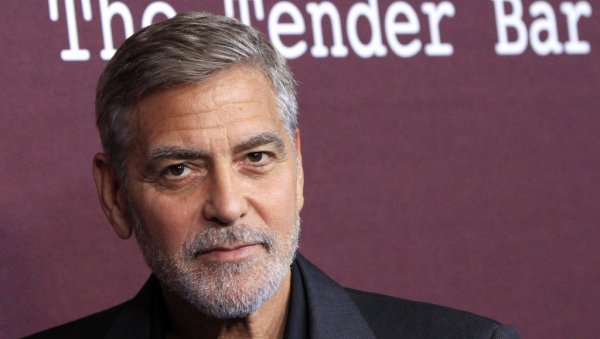 ГЛУМАЦ ЛЕЖАО ПОВРЕЂЕН: Џорџ Клуни умало погинуо у незгоди - мислио да су му то последњи минути живота, а пролазници га сликали!