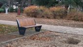 РЕКОНСТРУКЦИЈА СУНЧАНОГ ПАРКА: Постављене нове клупе за одмор