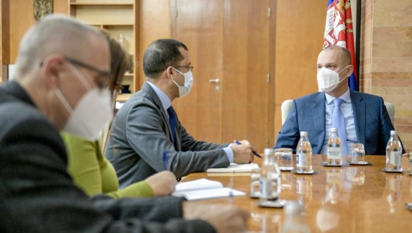 СРБИЈА УРАДИЛА ОДЛИЧАН ПОСАО: Министар Лончар са шефом тима за имунизацију СЗО доктором Сидартом