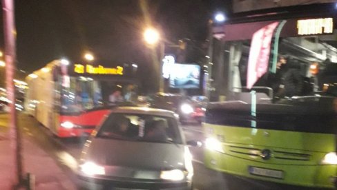 HAOS U BULEVARU DESPOTA STEFANA: Ogromna gužva zbog sudara automobila i autobusa (FOTO)