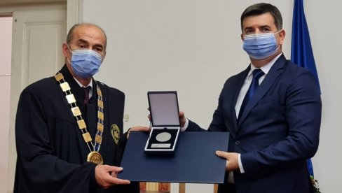 PRIZNANJE UNIVERZITETA U SARAJEVU: Doktor Đerlek u ime Ministarstva zdravlja primio nagradu za mir i progres