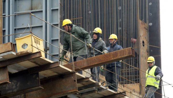 ЗАКОНА СВЕ ВИШЕ, А ПРАВА СВЕ МАЊЕ: Дебата о ангажовању страних радника у Србији