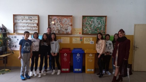 РАЗВИЈАЈУ ЕКОЛОШКУ СВЕСТ ДЕЦЕ: Поклон Регионалне санитарне депоније у Пироту школи у Бабушници