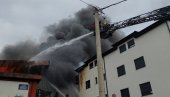 POŽAR U ROBNOJ KUĆI U OBRENOVCU: Vatra kulja, naređena evakuacija zaposlenih (VIDEO)