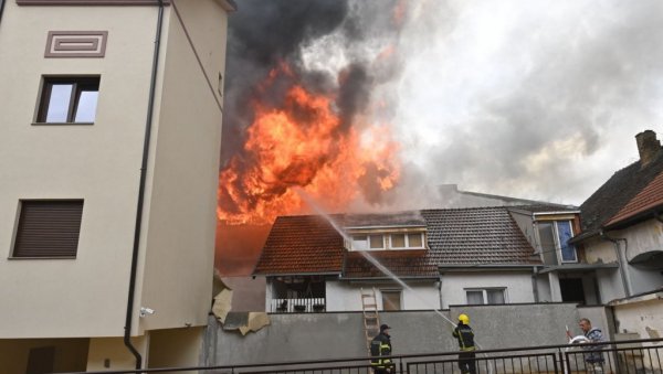 ЈЕДНА ЖЕНА СЕ ВОДИ КАО НЕСТАЛА: Ватра гута кинеску робну кућу у Обреновцу, евакуисани станари четири зграде (ФОТО)