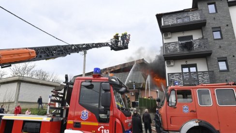 JOŠ UVEK SE TRAGA ZA DVE OSOBE: Vatrogasci otkrivaju krov da bi došli do žarišta požara u kineskoj robnoj kući u Obrenovcu