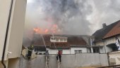 POŽAR U KINESKOJ ROBNOJ KUĆI U OBRENOVCU: Vatrogasci se bore sa vatrenom stihijom