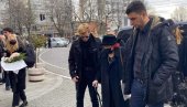 POTRESNA SCENA NA SAHRANI: Sestra Milutina Mrkonjića skrhana bolom - jedva stoji na nogama (FOTO)