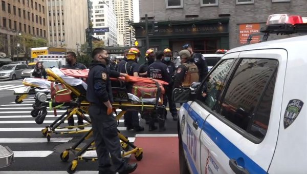 НАОРУЖАНИ МУШКАРАЦ ИСПРЕД УН: Хаос у Њујорку, полиција опколила седиште Уједињених нација! (ВИДЕО)