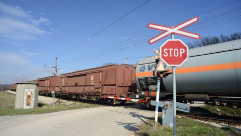 ИНЦИДЕНТ КОД ЗАЈЕЧАРА: Цистерна исклизнула из шина, железнички саобраћај обустављен у оба смера