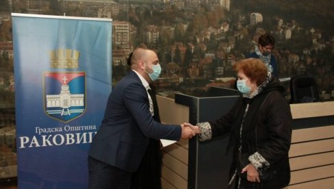 NOVAC ZA INTERNO RASELJENE: Opština Rakovica podelila po 20.000 dinara za 25 porodica