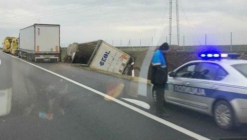 SAOBRAĆAJNA NESREĆA NA AUTO- PUTU: Prevrnuo se kamion kod Feketića ka Subotici (FOTO)