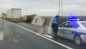САОБРАЋАЈНА НЕСРЕЋА НА АУТО- ПУТУ: Преврнуо се камион код Фекетића ка Суботици (ФОТО)