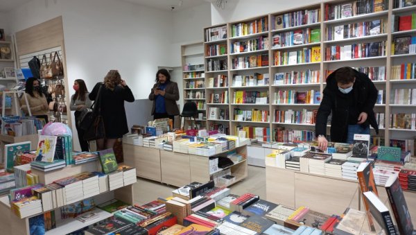 КОСМОС САДА И У БУЛЕВАРУ: Мухарем Баздуљ свечано отворио нову књижару у престоници