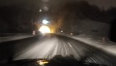 VOZAČI, OPREZ: Kiša i sneg smanjuju vidljivost i otežavaju vožnju na većini putnih pravca
