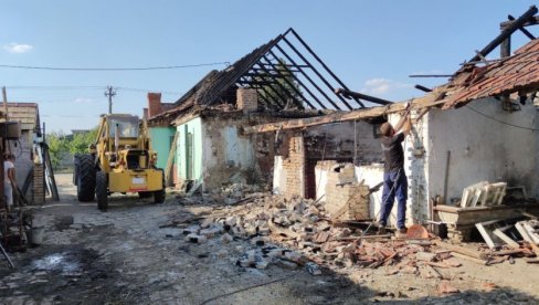 ДУПЛИ КРОВ ЗА ДУДАШЕВЕ: Фамилија у Руском Крстуру,  којој је у септембру потпуно изгорео дом,  добила две куће