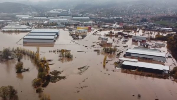 ИЗЛИЛА СЕ РЕКА БОСНА: Рајловцу прете нове поплаве, вода на неколико метара од објеката