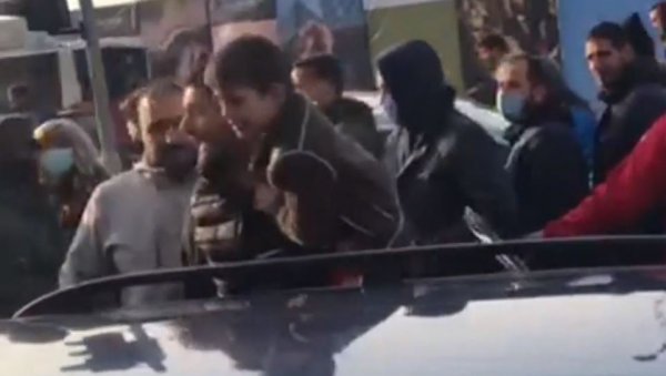 СРАМНО ПОНАШАЊЕ ЕКОЛОГА: Човек заглављен у блокади са малим дететом, револтиран провокацијама опозиционих активиста (ФОТО)