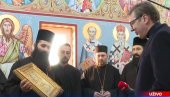 VELIČANSTVEN POKLON ZA PREDSEDNIKA: Vučiću sveštenstvo uručilo ikonu od vladike Lavrentija (FOTO)